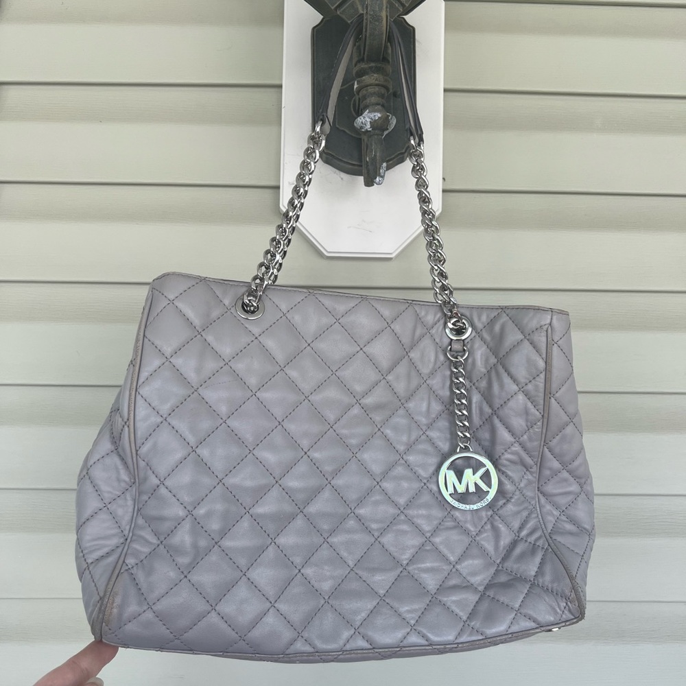 2016 VTG Michael Kors Susannah Lg Quilted-Leather Tote/Shoulder Bag ~ Pearl Grey